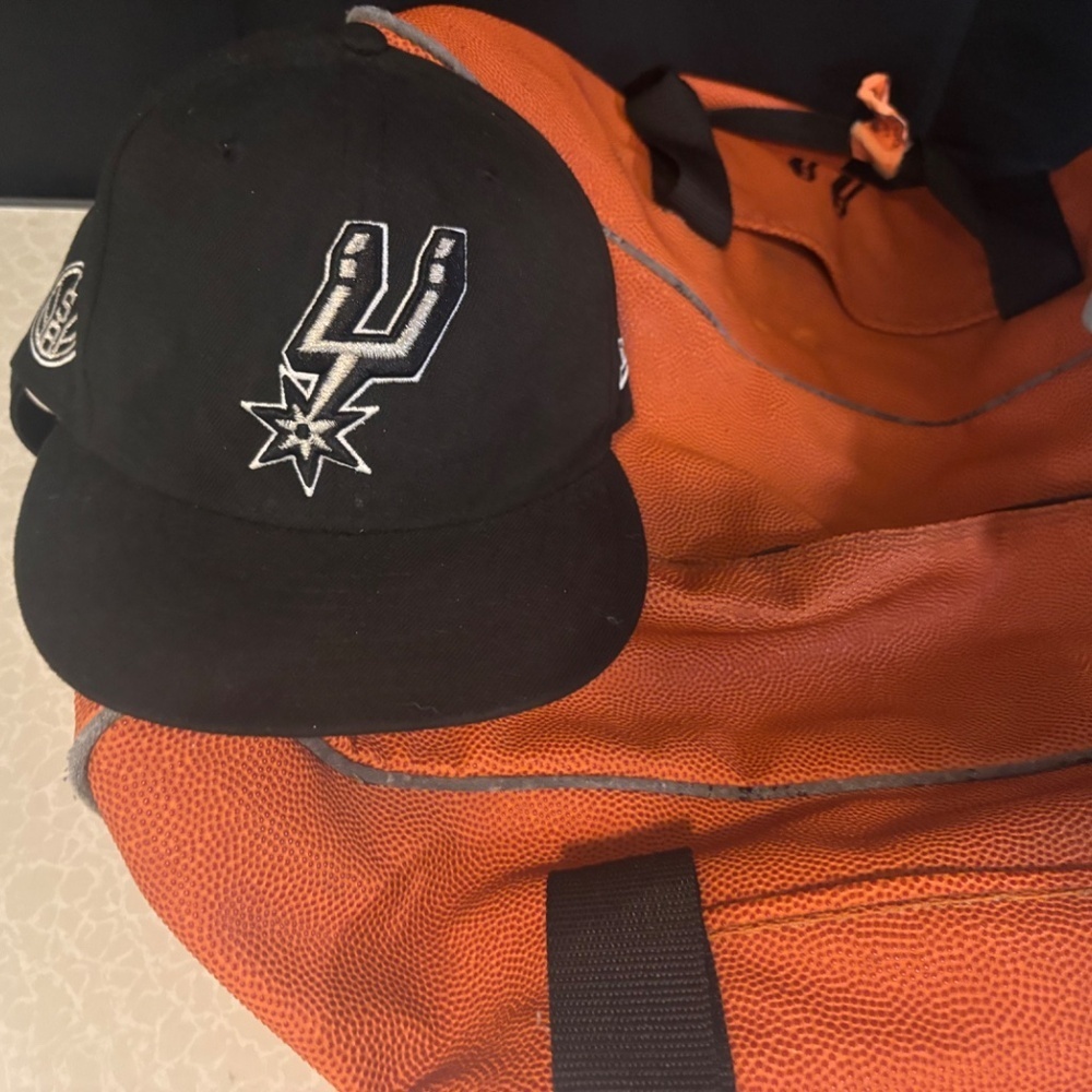 Spalding NBA Spurs Basketball Leather Duffle Bag with 2 spurs hat combo - Picture 3 of 16